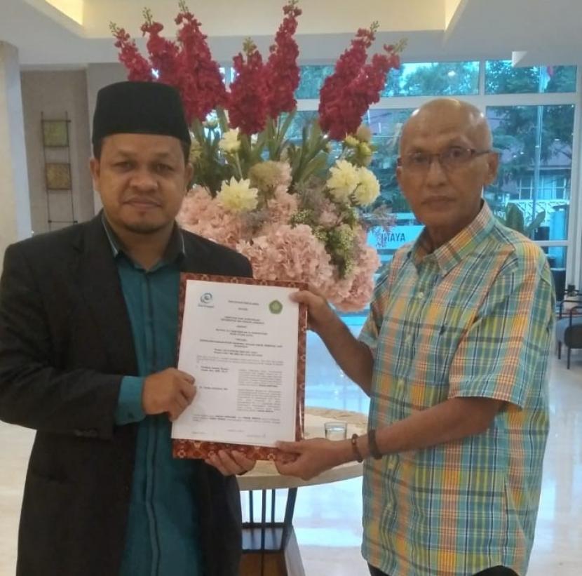 Mudir (Direktur) Ma’had Aly Babussalam, Dr  Teuku Zulkhairi MA (kiri) dan Dekan Fakultas Ilmu Komunikasi Universitas Esa Unggul, Prof  Assosiat Drs  Erman Anom  MA PhD menunjukkan naskah kerja sama kedua belah pihak di Banda Aceh, Selasa (10/5).