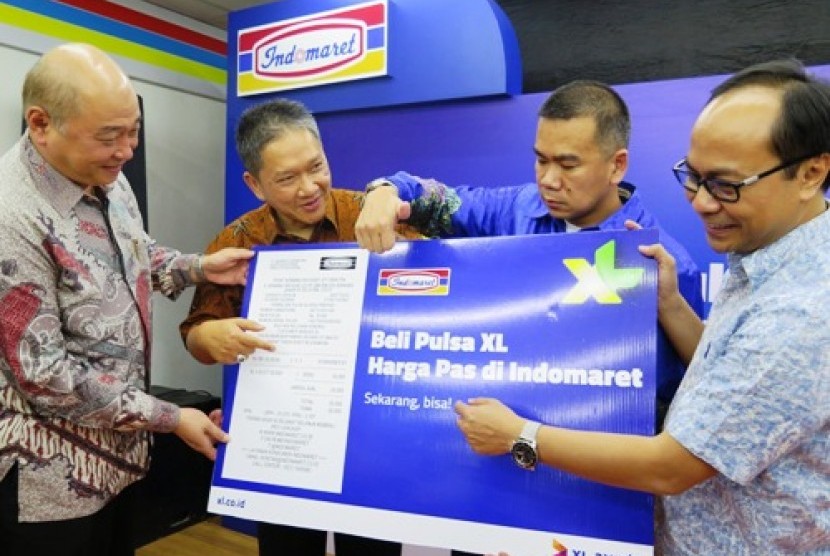 Direktur Merchandising PT Indomarco Pristama, Yan Bastian, Direktur Marketing PT Indomarco Pristama, Wiwiek Yusuf, Chief Commercial Officer XL, Danny Chew Kar Wai, Vice President XL Region Jabodetabek, Titus Dondi dalam acara seremoni kerjasama XL-Indomaret, “Beli Pulsa Harga Pas Sesuai Nilainya” di Jakarta. Rabu (16/9). 