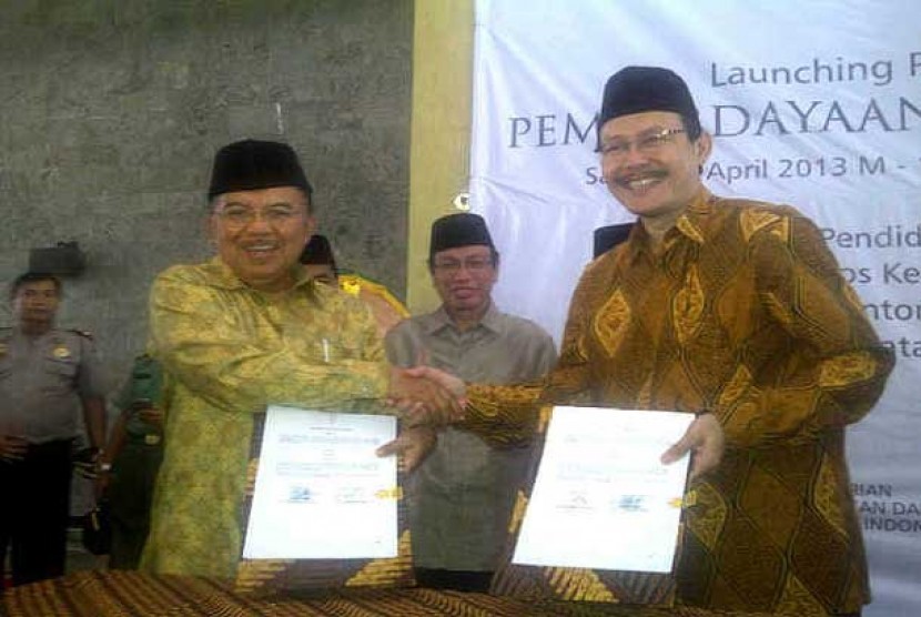 Ketua Umum DMI Jusuf Kalla bersama Dirut PT. Askes Fachmi Idris (kanan).