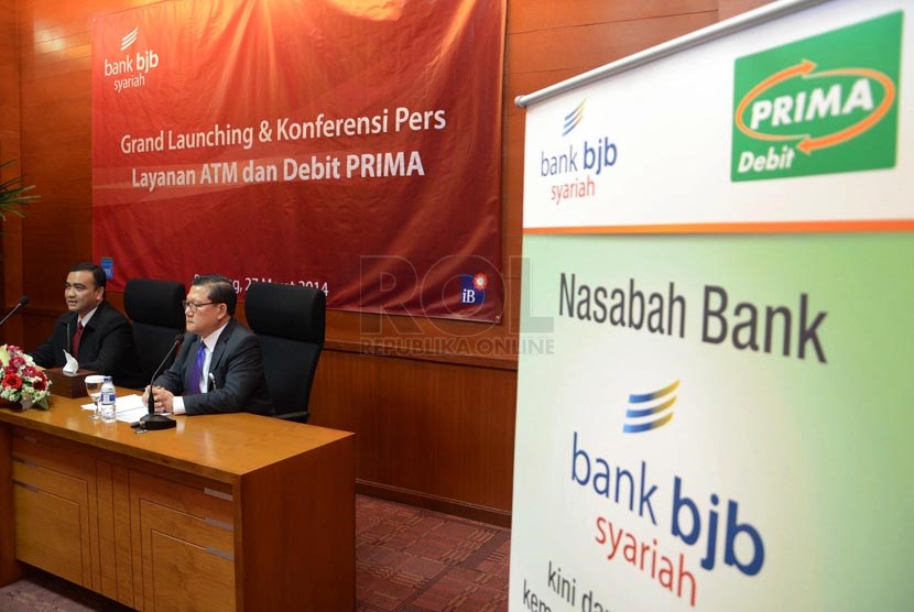 Kerjasama Layanan: Direktur Operasi Bank BJB Syariah, Hamara Adam (kiri) dan Direktur PT Rintis Sejahtera, Suryono Hidayat (kanan) pada 'Grand Launcing dan Konferensi Pers Layanan Anjungan Tunai Mandiri (ATM) dan Debit Prima' di kantor BJB Syariah, Jl Brag