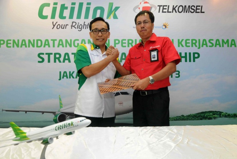 Kerjasama Peningkatan Layanan.(dari kiri) CEO Citilink Arif Wibowo bersama Direktur Sales Telkomsel Mas'ud Khamid saat perjanjian kerjasama antara Citilink dengan Telkomsel di Jakarta, Selasa (19/3).