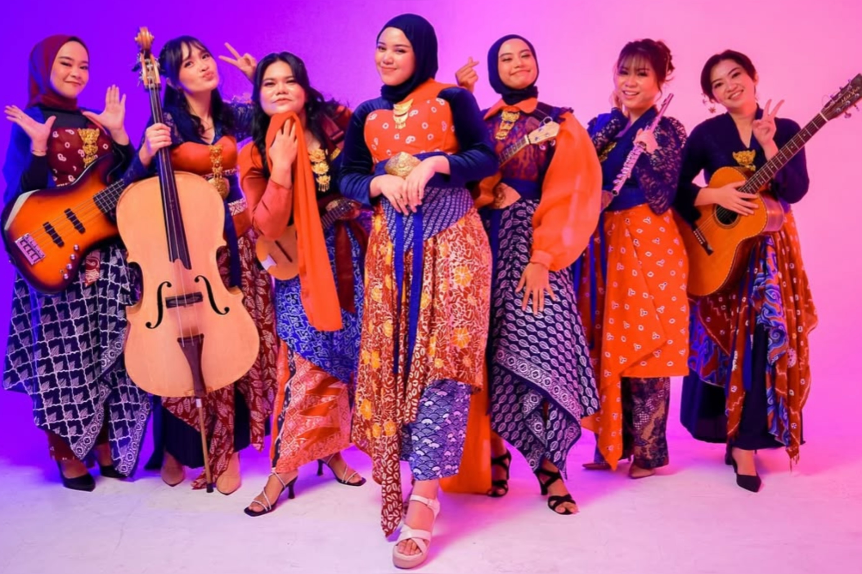 Keroncong Tujuh Putri. Grup musik ini menyanyikan ulang lagu tema Superman dengan nuansa khas keroncong.