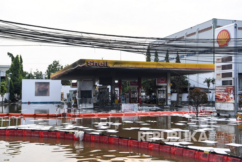 Kertas penyerap minyak (spill kit) disebar pascakebakaran di SPBU Shell di Daan Mogot, Jakarta, Kamis (2/1/2020). Di tengah harga minyak mentah dunia yang turun, Shell belum melakukan penyesuaian harga.