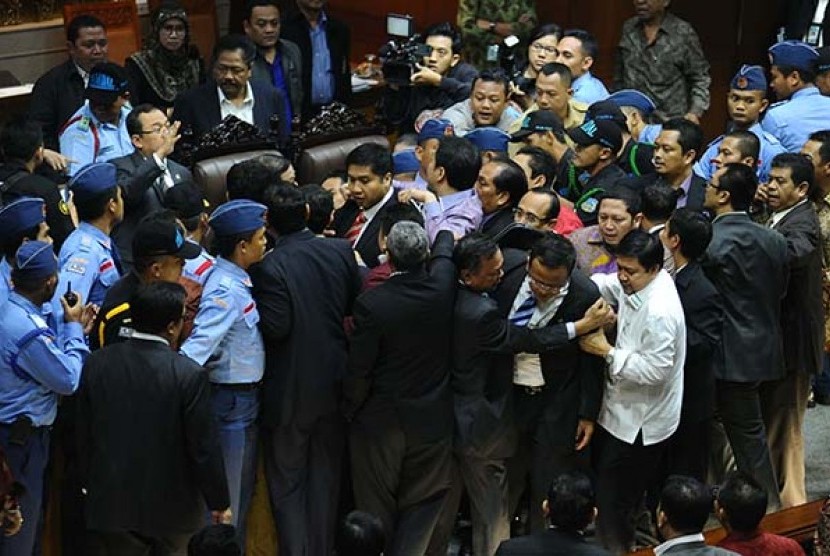 Kerumunan anggota DPR mencoba menghampiri pimpinan sidang saat sidang paripurna di Kompleks Parlemen Senayan, Jakarta, Jumat (26/9)dini hari. Pembahasan RUU Pilkada masih berjalan alot sehingga terjadi hujan interupsi.