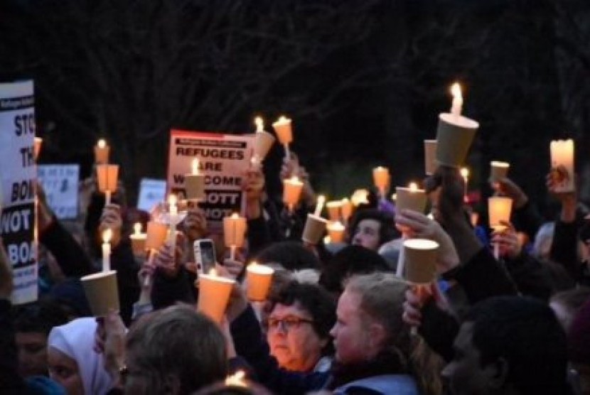 Kerumunan warga berkumpul di Kebun Keuangan Melbourne menyalakan lilin sebagai bentuk dukungan bagi para pengungsi Suriah.