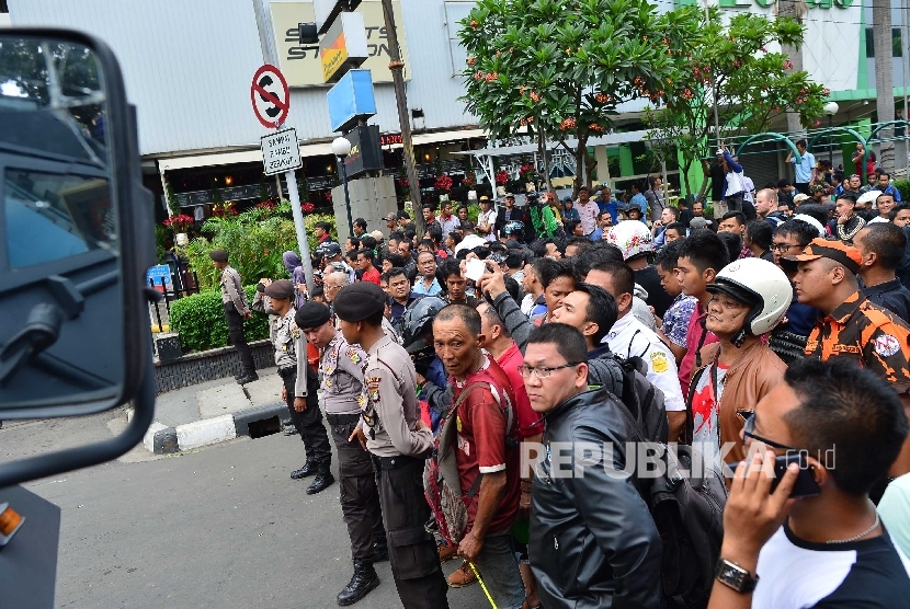 Cegah Corona, Kerumunan Warga di Majalengka Dibubarkan. Foto ilustrasi: Kerumunan warga
