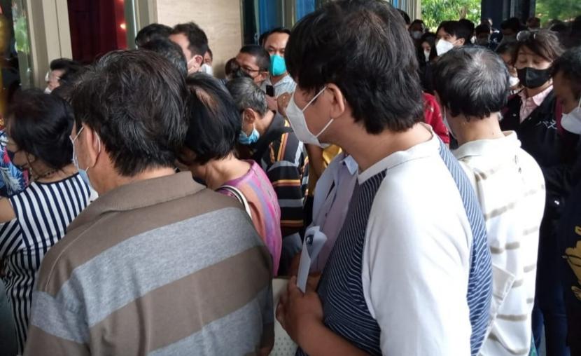 Kerumunan warga yang ingin mendapatkan nomor antrian saat digelar vaksinasi booster (penguat) yang dipusatkan di Mal Tentrem, Kota Semarang, Jawa Tengah, Senin (17/1).