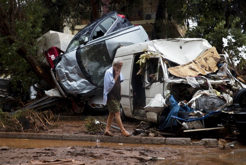 Kerusakan akibat banjir bandang di Madra, Yunani, Rabu (15/11).