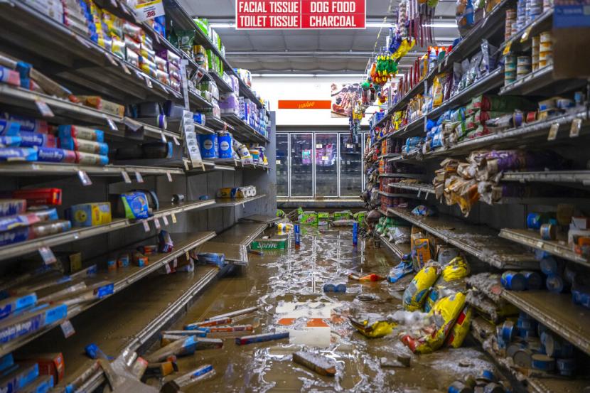 Kerusakan akibat banjir terlihat di Isom IGA di Isom, Ky., 1 Agustus 2022. Toko kelontong dirusak oleh banjir bersejarah minggu lalu, dan persediaan toko dirusak oleh air banjir.