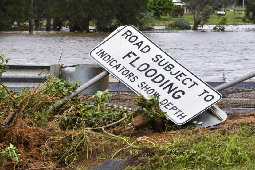 Kerusakan akibat banjir terlihat di kota Canowindra, di Central West New South Wales, Australia, Selasa, 15 November 2022. Pola cuaca La Niña ketiga berturut-turut yang langka, yang dikaitkan dengan curah hujan di atas rata-rata di Australia timur, telah menciptakan keadaan darurat banjir di sebagian besar wilayah New South Wales yang telah berlangsung selama dua bulan.