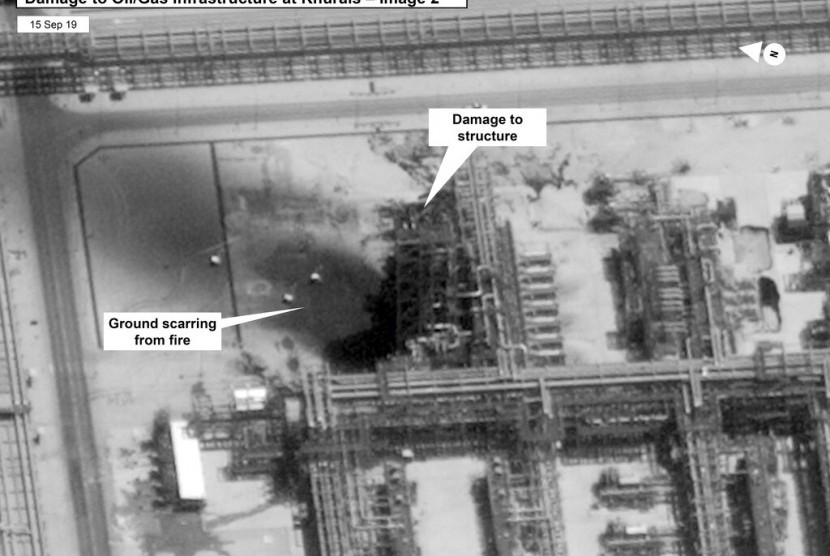Kerusakan akibat serangan drone di fasilitas pengolahan minyak Aramco di kilang minyak Kuirais di Buqyaq, Arab Saudi, Ahad (15/9).