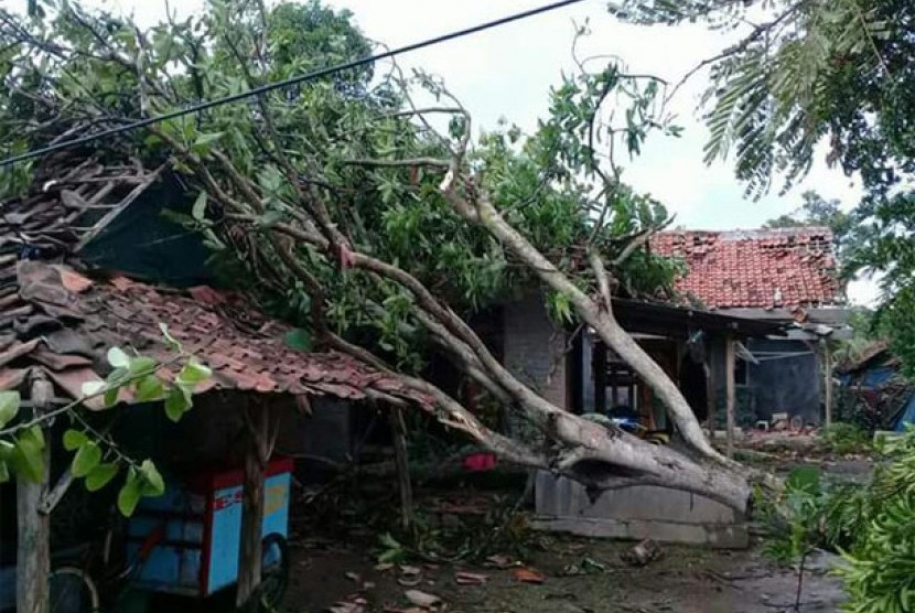 Kerusakan akibat terjangan angin ribut di salah satu kecamatan di Inramayu
