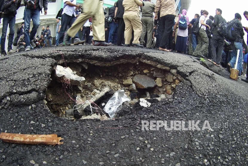 Kerusakan bagian jalan di Stadion Gelora Bandung Lautan Api (GBLA) di daerah Gedebage, Kota Bandung, Rabu (10/2).  (Republika/Edi Yusuf)