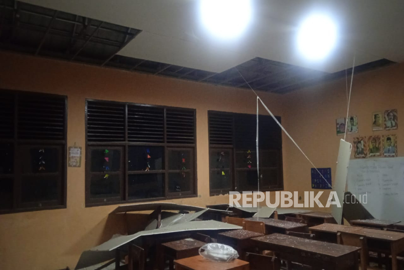 Kerusakan bangunan SDN Kutamaneuh 2, Kecamatan Tegalwaru, Kabupaten Karawang, Jawa Barat, pascagempa bumi berkekuatan magnitudo (M) 4,9 yang berpusat di Kabupaten Bekasi, Rabu (20/8/2025).