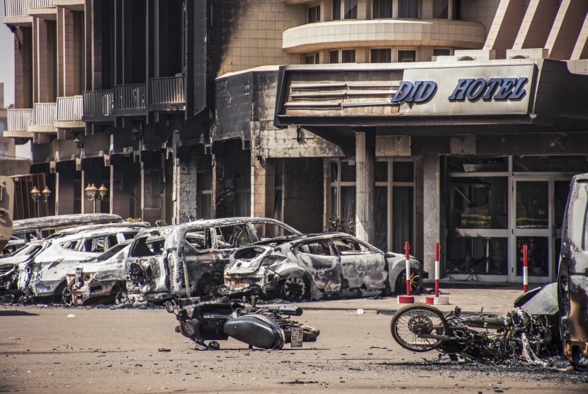 Kerusakan di depan Hotel Splendid di Ougadougou, Burkina Faso, setelah redanya serangan yang diduga dilakukan Alqaidah.