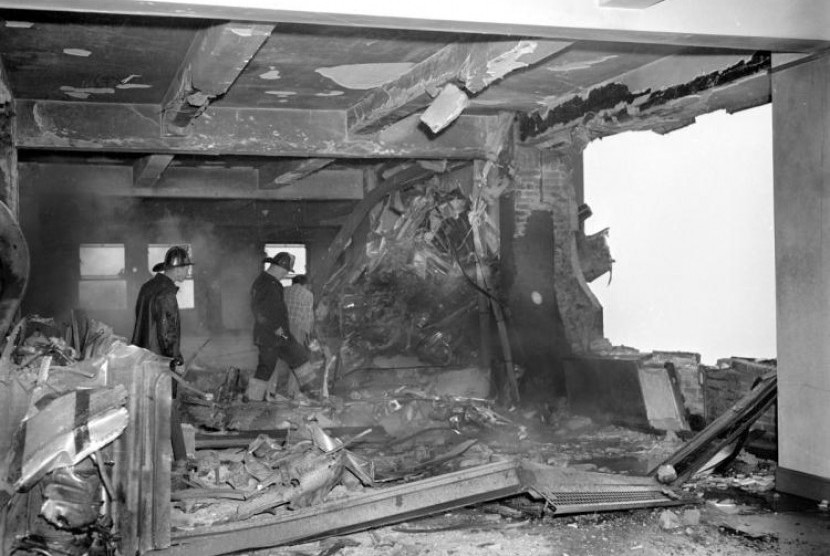 Kerusakan di lantai 79 Empire State Building yang ditabrak pesawat pengebom B-25 Mitchell pada 1945.
