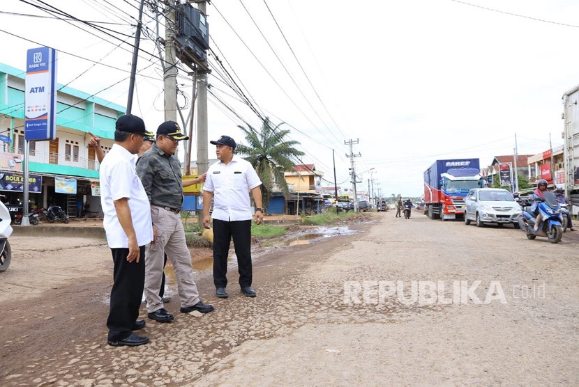 Kerusakan jalan nasional lintas timur khususnya di Perbatasan Jambi (Bayung Lencir) di Kabupaten Musi Banyuasin (Muba) rusak parah, Bupati Musi Banyuasin Dodi Reza Alex Noerdin melayangkan surat ke Kementerian PUPR. 