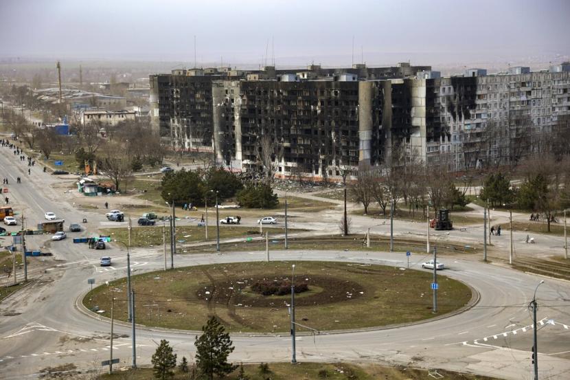 Kerusakan terlihat di gedung-gedung apartemen setelah penembakan dari pertempuran di pinggiran Mariupol, Ukraina, di wilayah di bawah kendali pemerintah separatis Republik Rakyat Donetsk, pada Selasa, 29 Maret 2022.