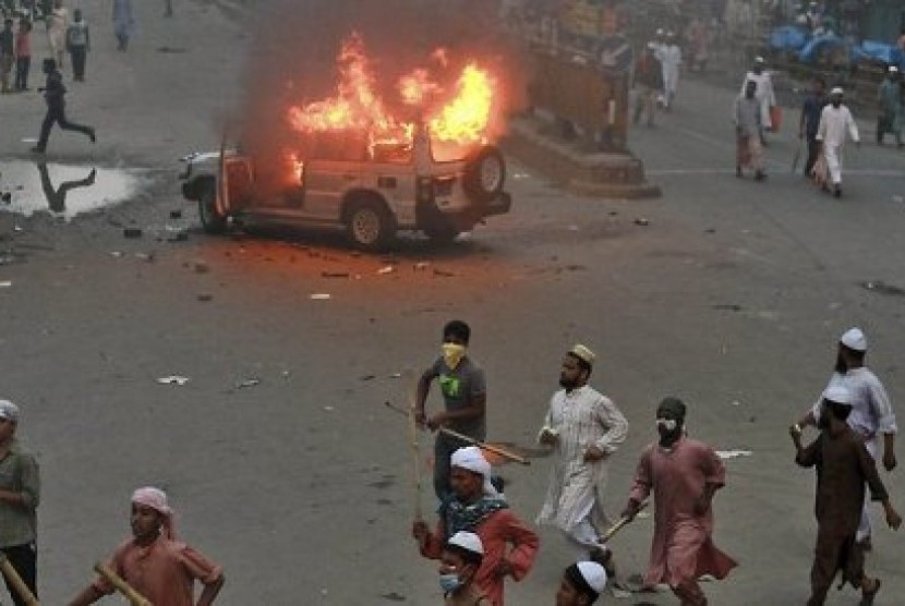 Kerusuhan berlangsung di Dhaka, Bangladesh, saat polisi dan demonstran bentrok dalam aksi menuntut pengesahan UU baru tentang penistaan agama.