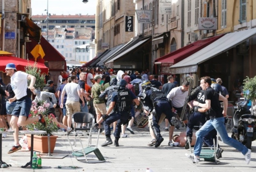 Kerusuhan di Marseille jelang laga Inggris vs Rusia, Ahad (12/6) dini hari WIB.