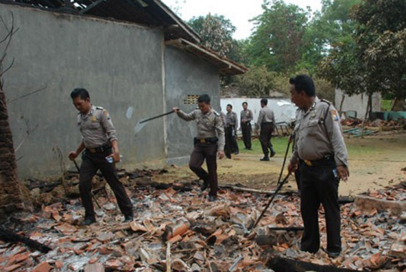 Bentrokan warga di Sampang juga pernah terjadi akhir tahun lalu.