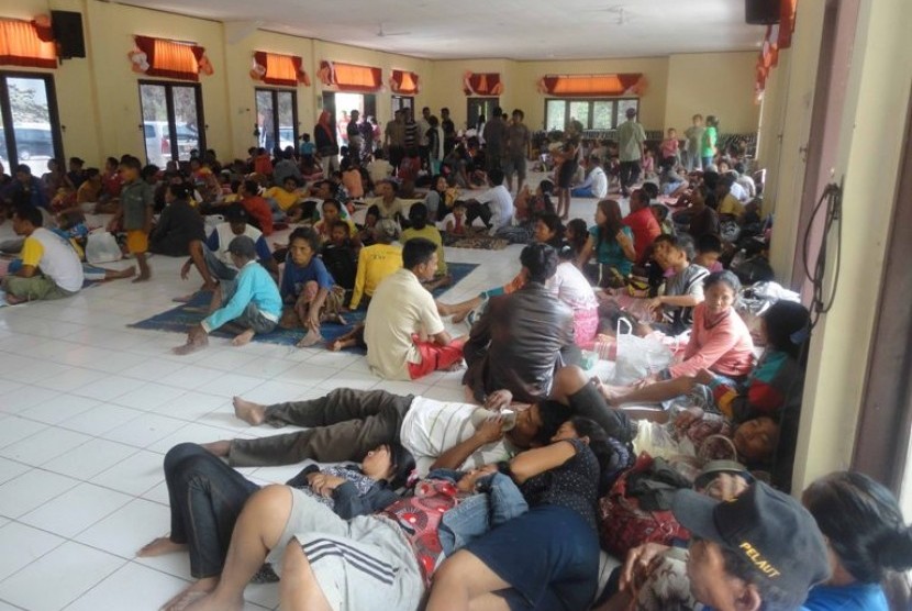 KERUSUHAN LAMPUNG. Warga Balinuraga Kecamatan Waypanji Lampung Selatan mengungsi di Sekolah Polisi Negara (SPN) Bandarlampung menyusul bentrok antar warga di daerah itu, Selasa (30/10). 