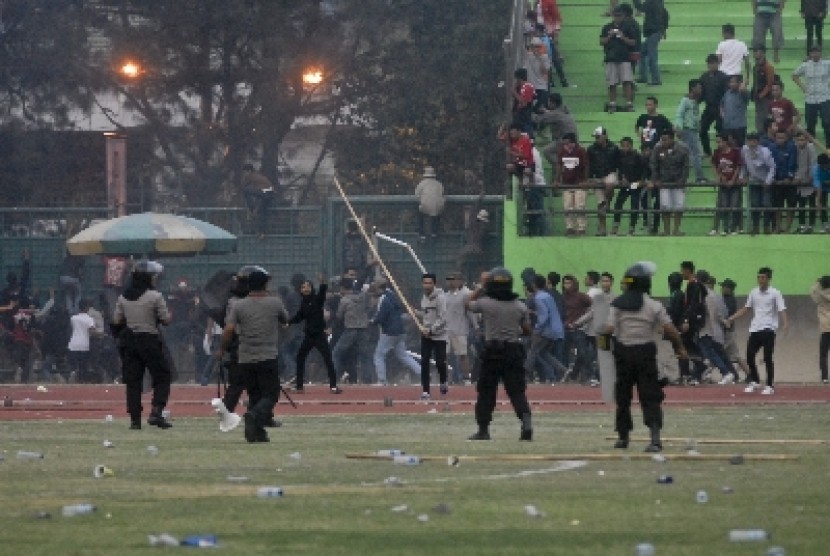 Kerusuhan terjadi di lapangan, usai laga Persis Solo kontra Martapura FC di Stadion Manahan, Solo, Rabu (22/10) petang. 