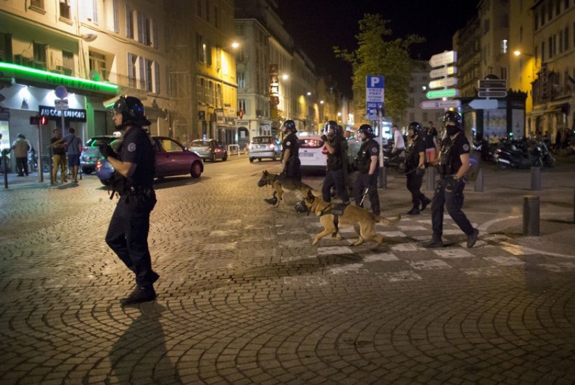 kerusuhan terjadi di Marseille antara suporter Inggris dan penduduk setempat, Jumat (10/6).