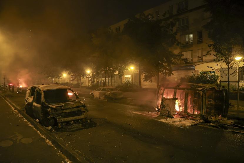 Kerusuhan terjadi di Prancis setelah remaja bernama Nahel ditembak mati oleh polisi pada Selasa (27/6/2023) di daerah pinggiran Paris, Nanterre, setelah dia melanggar undang-undang lalu lintas