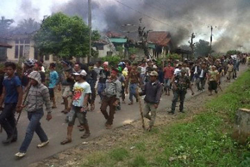 Kerusuhan warga (ilustrasi). Polres memburu para pelaku kerusuhan yang terjadi di Desa Mulyorejo, Jember, Jatim.