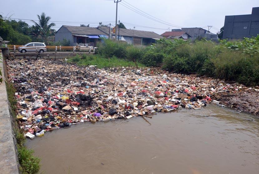 Kesadaran masyarakat akan pentingnya membuang sampah di tempat yang sudah ditentukan tampaknya sangat rendah. Hal itu pun yang terjadi di Kali Baru, Bojong Gede, Kabupaten Bogor(24/2).