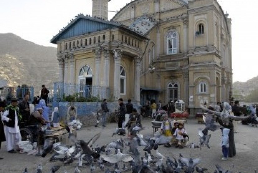 Keseharian warga Afghanistan di Kabul. Memberi makan burung di depan masjid Shah-e-Dushamshera (Ilustrasi)