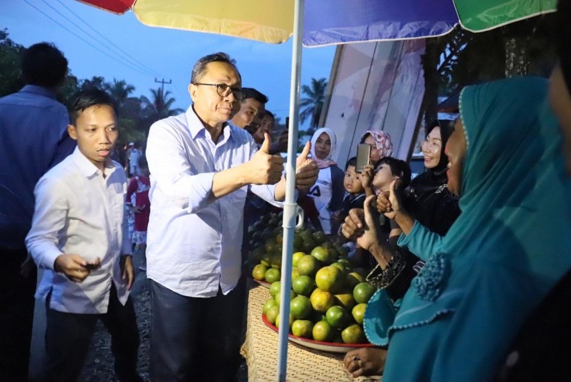 Kesempatan berada di Riau dimanfaatkan Ketua Umum PAN Zulkifli Hasan dan Sandiaga Uno untuk panen raya Jeruk di Teluk Paman, Kabupaten Kampar Kiri, Riau, Selasa (13/11).