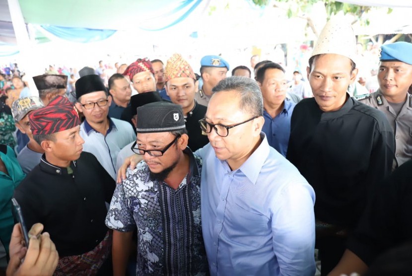 Kesempatan pulang kampung ke Lampung Selatan dimanfaatkan Ketua Umum PAN Zulkifli Hasan untuk mendengarkan curhat keluh kesah dan aspirasi Nelayan, Selasa (23/10).