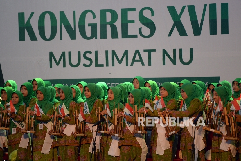 Kesenian angklung asa Jombang ikut meriahkan pembukaan Kongres Muslimat NU ke-17 di Jakarta, Kamis (24/11). 