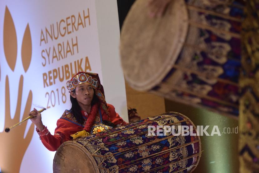 Kesenian Gendang Beleq tampil pada malam penganugerahan Syariah Republika di Jakarta, Kamis (8/11)