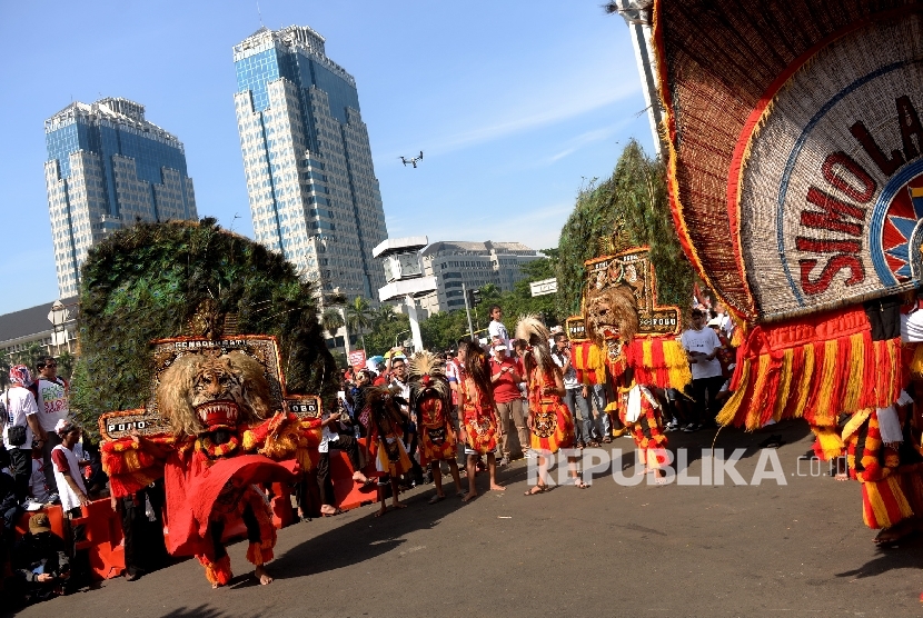 Kesenian Reog Ponorogo tampil mengikuti Parade Kebinekaan di Silang Monas, Jakarta, Sabtu (19/11).