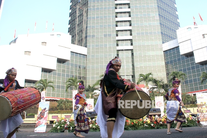 Kesenian tradisional Lombok Gendang Beleq tampil saat pembukaan Bulan Pesona Lombok-Sumbawa di Kementerian Pariwisata, Jakarta, Ahad (6/8).