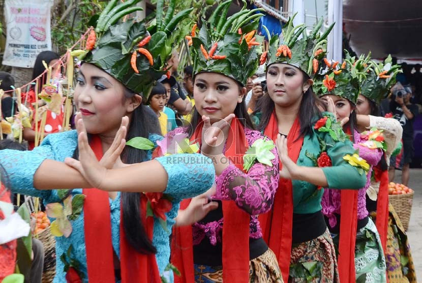   Kesenian tradisional pada acara 'Ngaruat Bumi dan Rempug Tarung Adu Tomat ' di kampung Cikareumbi, Kabupaten Bandung Barat, Kamis (14/11).  (Republika/Edi Yusuf)