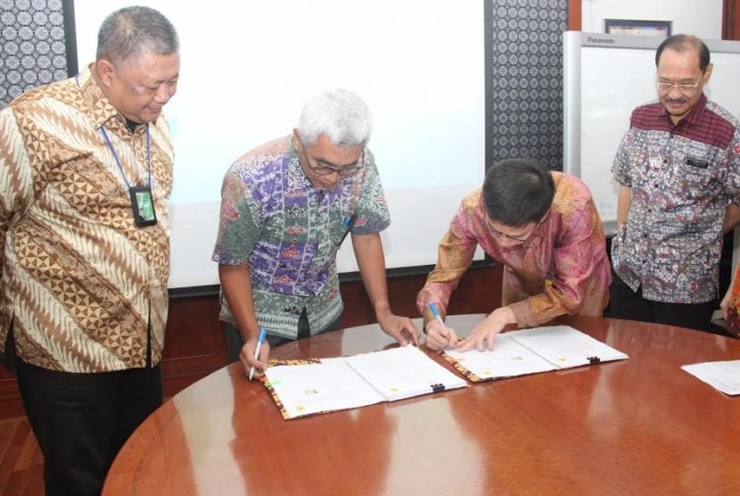 Kesepakatan pembangunan proyek pembangkit biomassa oleh General Manager PLN Wilayah Kalimantan Barat Bima Putra Jaya bersama Direktur Utama PT Rezeki Perkasa Sejahtera Lestari Suhendera, sebagai pengembang listrik swasta (IPP).