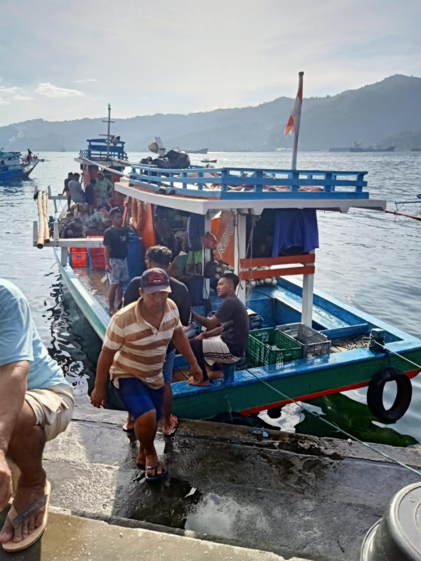 Kesibukan para nelayan di kawasan Bitung.