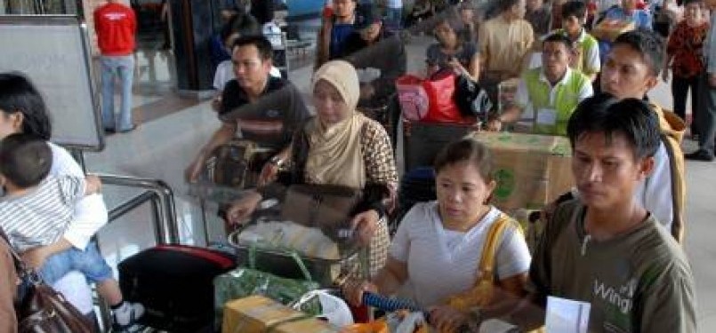 Kesibukan para penumpang di Bandara Soekarno-Hatta, Cengkareng, Banten.