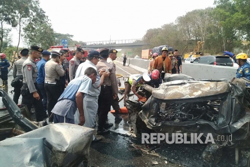 Kesibukan para petugas di lokasi Kecelakaan beruntun Tol Cipularang KM 91 jalur B, Kabupaten Purwakarta, Senin (2/9).