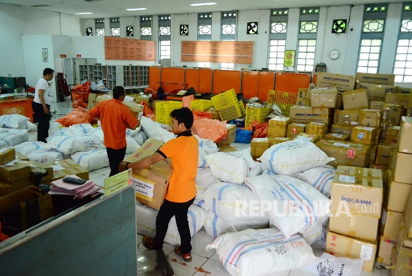  Kesibukan para petugas dibagian pengiriman paket di Kantor Pos Besar, Jalan Asia Afrika, Kota Bandung, Rabu (21/6). 