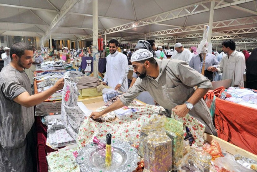 Kesibukan pasar Souq Al-Manakhah di Madinah