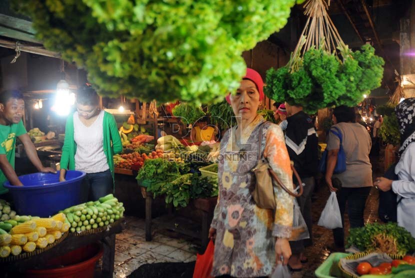 Kesibukan pedagang dan pembeli terlihat di Pasar Senen, Jakarta Pusat, Senin (4/3).   (Republika/Aditya Pradana Putra)