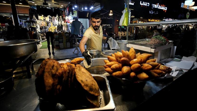 Kesibukan pedagang makanan di jalanan Iskan, di Irak.