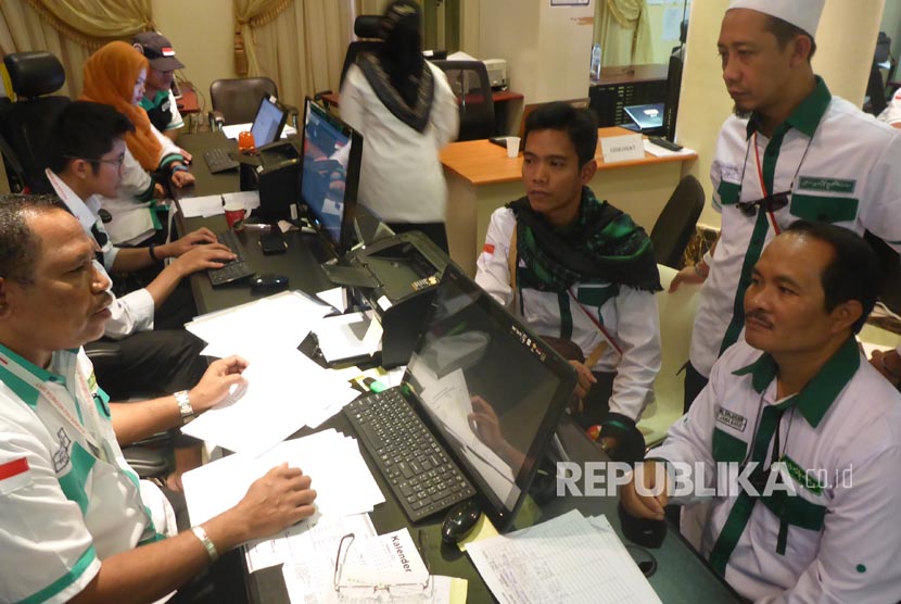 Kesibukan petugas haji yang tergabung dalam Panitia Penyelenggara Ibadah Haji (PPIH) Arab Saudi 2017 di kantor Daker Madinah, Rabu pagi (16/8). 