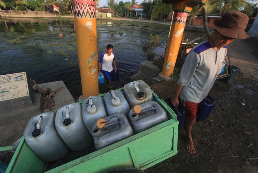 Kesulitan Air Bersih. Sejumlah warga mengambil air dari sebuah sendang di Lelea, Indramayu, Jawa Barat, Rabu (8/7). 