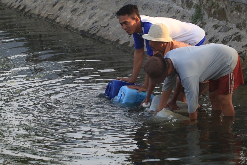 Kesulitan Air Bersih. Sejumlah warga mengambil air dari sebuah sendang di Lelea, Indramayu, Jawa Barat, Rabu (8/7). 
